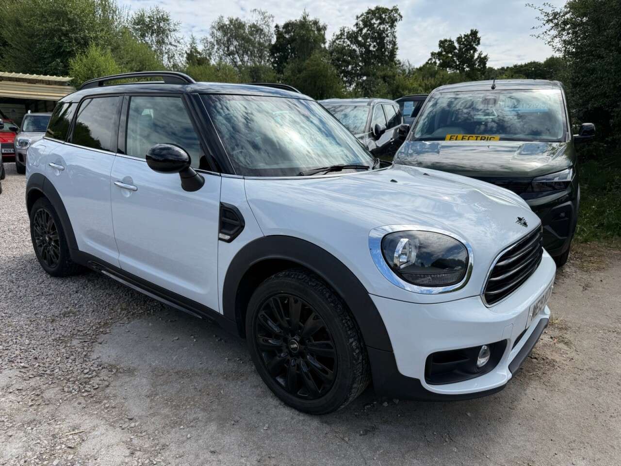 A 2019 MINI COUNTRYMAN 1.5 Cooper Classic SUV 5dr Petrol Manual Euro 6 (s/s) (136 ps) 1 FORMER KEE A 2019 MINI COUNTRYMAN 1.5 Cooper Classic SUV 5dr Petrol Manual Euro 6 (s/s) (136 ps) 1 FORMER KEE
