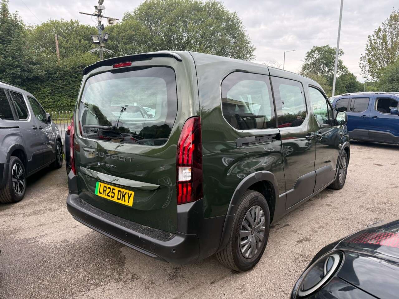 A 2025 PEUGEOT E-RIFTER 52kWh Allure Long MPV 5dr Electric Auto (11kW Charger) (136 ps) 7 SEATER & A 2025 PEUGEOT E-RIFTER 52kWh Allure Long MPV 5dr Electric Auto (11kW Charger) (136 ps) 7 SEATER &
