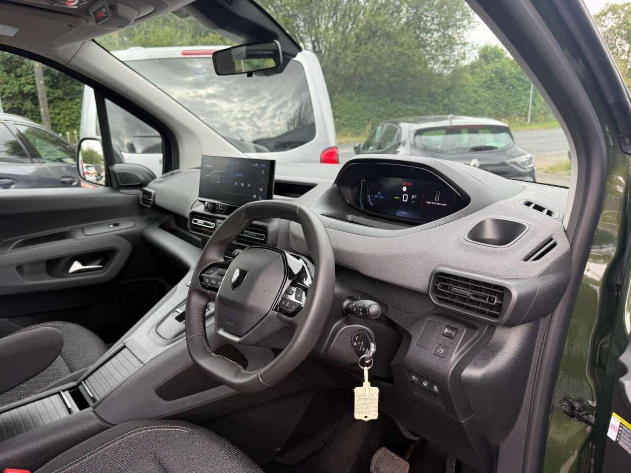 A 2025 PEUGEOT E-RIFTER 52kWh Allure Long MPV 5dr Electric Auto (11kW Charger) (136 ps) 7 SEATER & A 2025 PEUGEOT E-RIFTER 52kWh Allure Long MPV 5dr Electric Auto (11kW Charger) (136 ps) 7 SEATER &