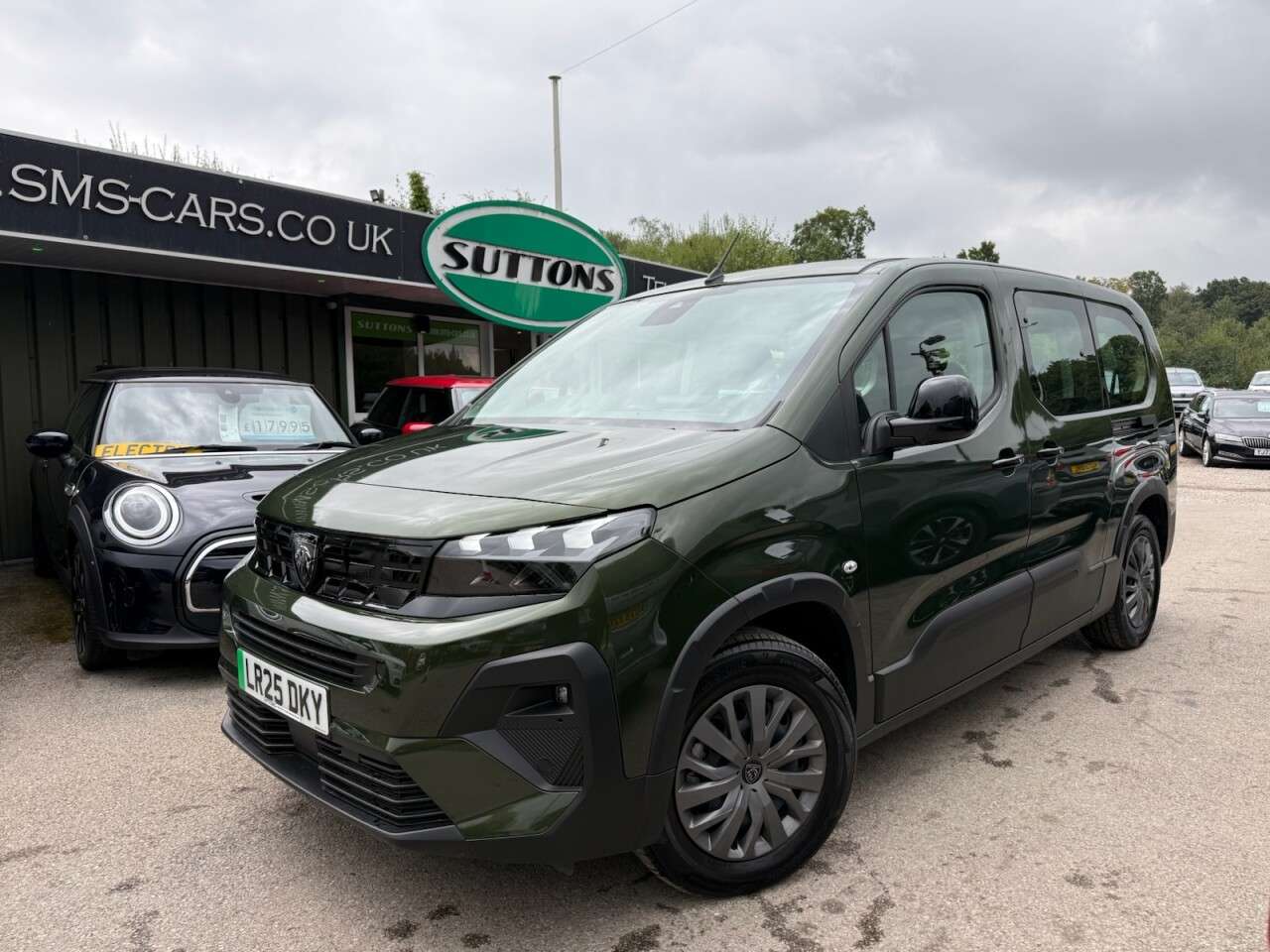 A 2025 PEUGEOT E-RIFTER 52kWh Allure Long MPV 5dr Electric Auto (11kW Charger) (136 ps) 7 SEATER & A 2025 PEUGEOT E-RIFTER 52kWh Allure Long MPV 5dr Electric Auto (11kW Charger) (136 ps) 7 SEATER &
