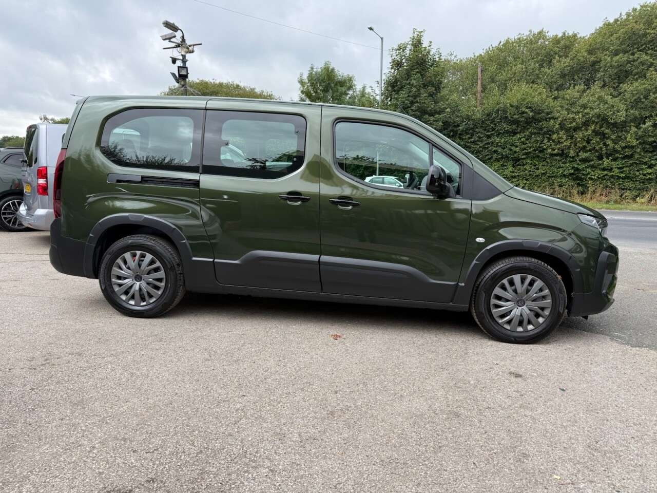 A 2025 PEUGEOT E-RIFTER 52kWh Allure Long MPV 5dr Electric Auto (11kW Charger) (136 ps) 7 SEATER & A 2025 PEUGEOT E-RIFTER 52kWh Allure Long MPV 5dr Electric Auto (11kW Charger) (136 ps) 7 SEATER &