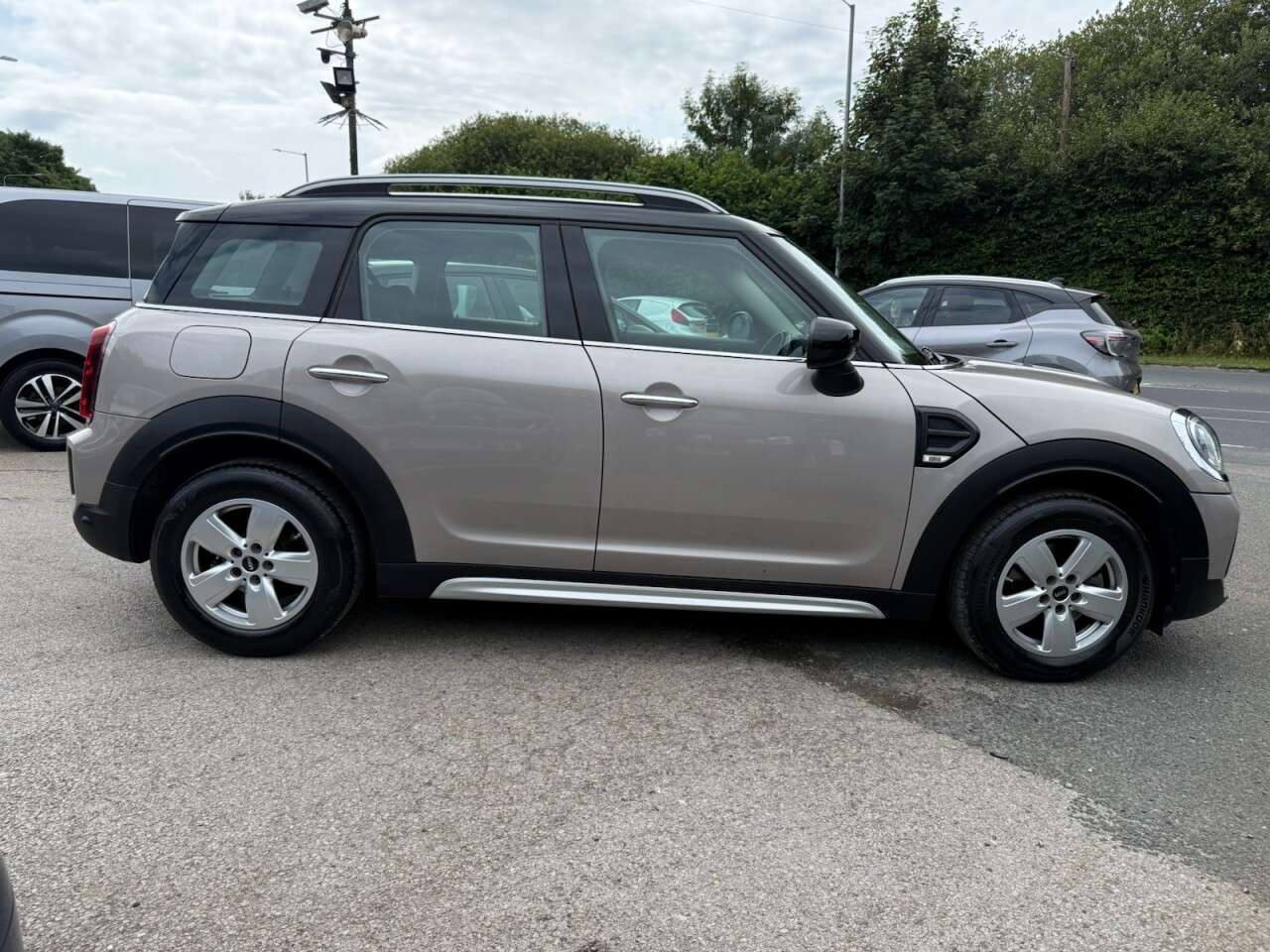 A 2021 MINI COUNTRYMAN 1.5 Cooper Classic SUV 5dr Petrol Steptronic Euro 6 (s/s) (136 ps) SAT NAV~ A 2021 MINI COUNTRYMAN 1.5 Cooper Classic SUV 5dr Petrol Steptronic Euro 6 (s/s) (136 ps) SAT NAV~