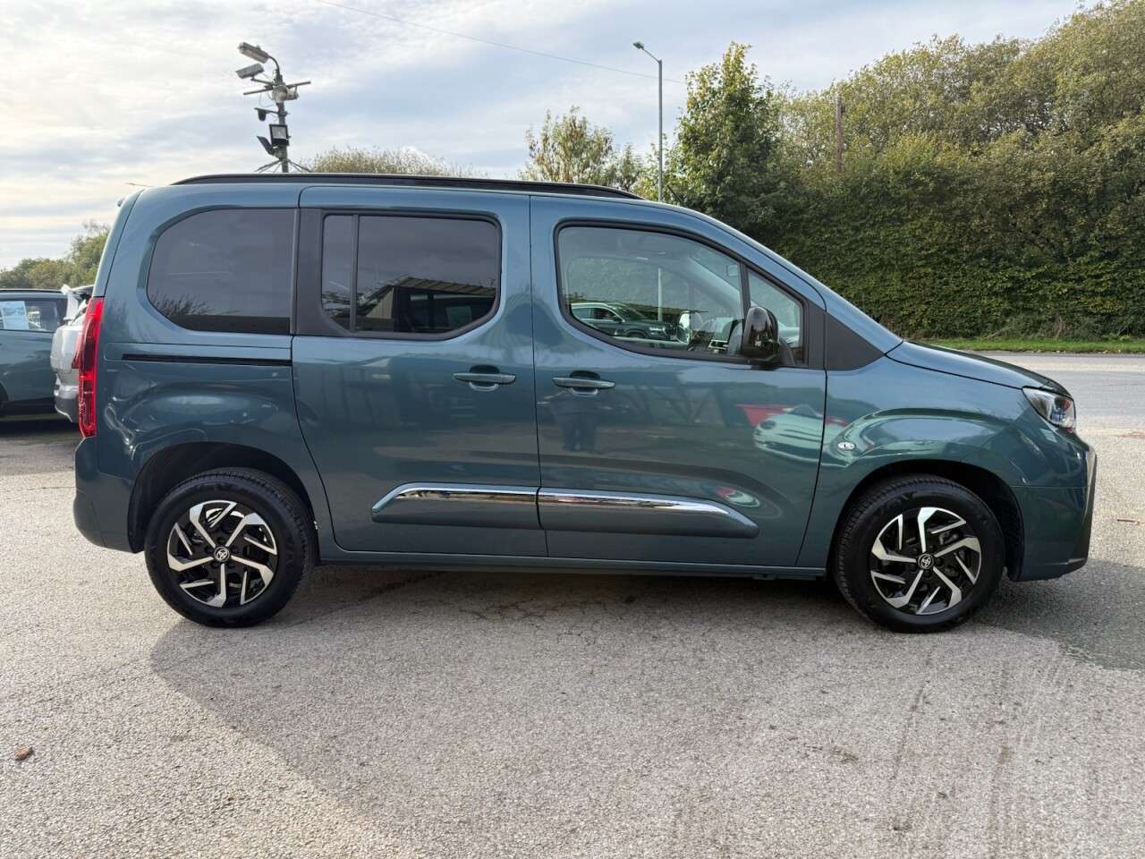 A 2025 TOYOTA PROACE CITY VERSO 50kWh Design Short MPV 5dr Electric Auto (136 ps) SAT NAV~REVERSE CAMERA~CA A 2025 TOYOTA PROACE CITY VERSO 50kWh Design Short MPV 5dr Electric Auto (136 ps) SAT NAV~REVERSE CAMERA~CA