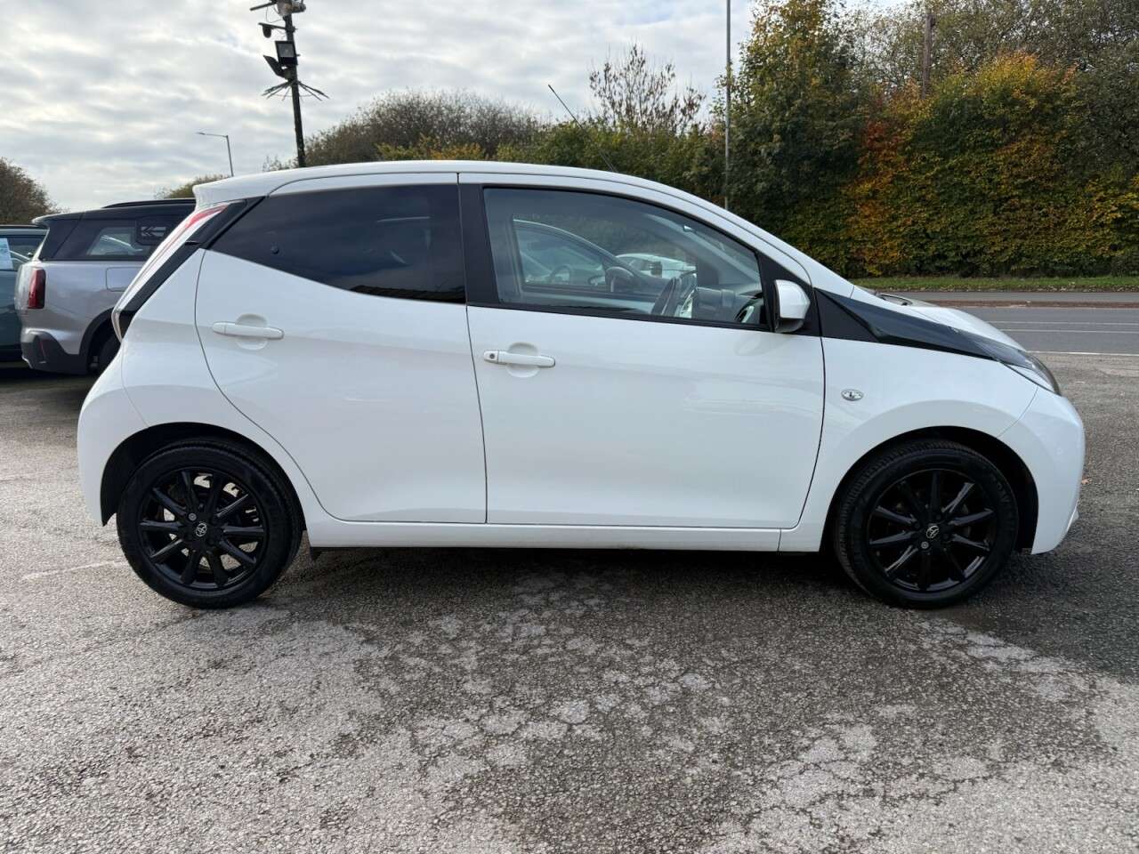 A 2017 TOYOTA AYGO 1.0 VVT-i x-style Hatchback 5dr Petrol x-shift Euro 6 (68 ps) 2 OWNERS & TO A 2017 TOYOTA AYGO 1.0 VVT-i x-style Hatchback 5dr Petrol x-shift Euro 6 (68 ps) 2 OWNERS & TO