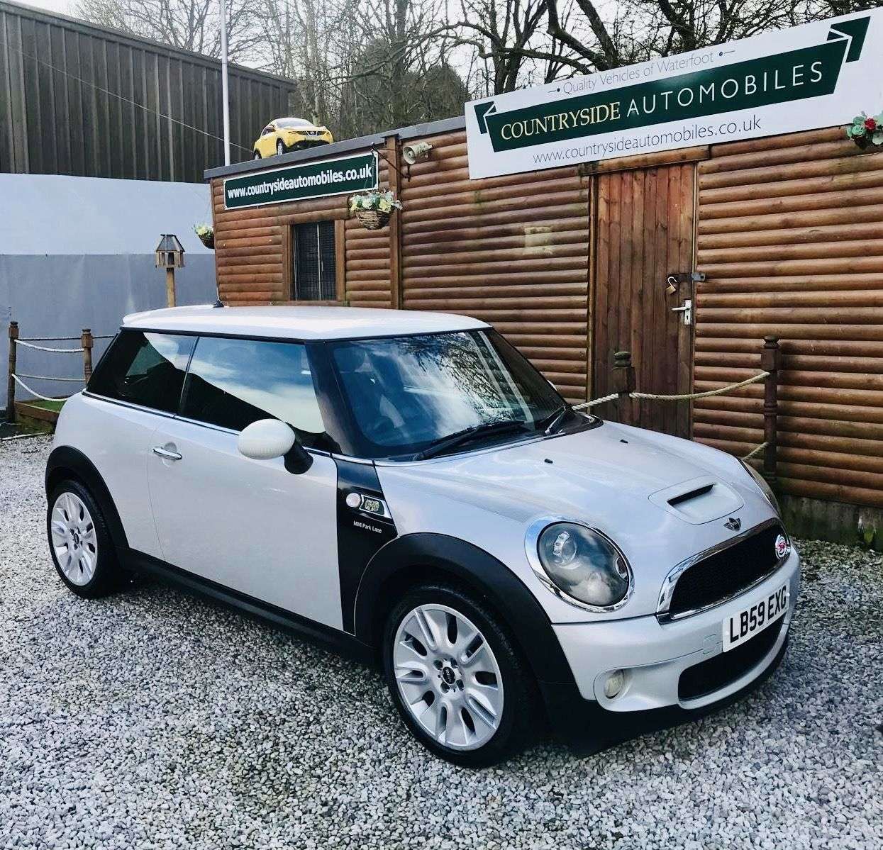 A 2009 MINI HATCH 1.6 Cooper S Camden Hatchback 3dr Petrol Manual Euro 5 (175 ps) FINE WHITE A 2009 MINI HATCH 1.6 Cooper S Camden Hatchback 3dr Petrol Manual Euro 5 (175 ps) FINE WHITE