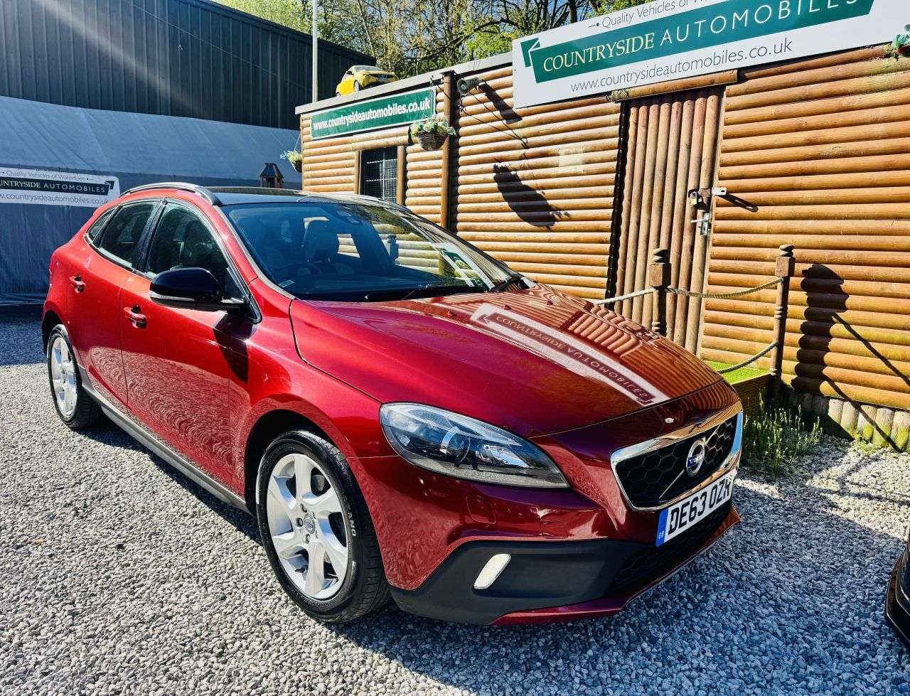 A 2013 VOLVO V40 CROSS COUNTRY 1.6 D2 Lux Hatchback 5dr Diesel Manual Euro 5 (s/s) (115 ps) A 2013 VOLVO V40 CROSS COUNTRY 1.6 D2 Lux Hatchback 5dr Diesel Manual Euro 5 (s/s) (115 ps)