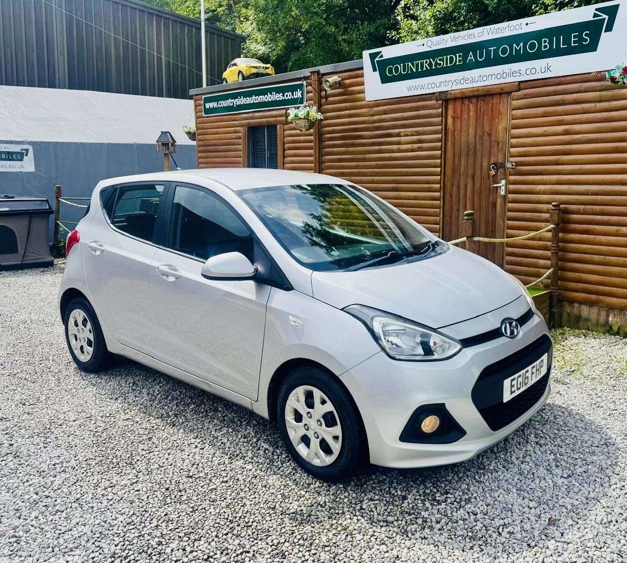 A 2016 HYUNDAI I10 1.2 SE Hatchback 5dr Petrol Manual Euro 5 (87 ps) INCLUDES A FULL SERVICE + A 2016 HYUNDAI I10 1.2 SE Hatchback 5dr Petrol Manual Euro 5 (87 ps) INCLUDES A FULL SERVICE +