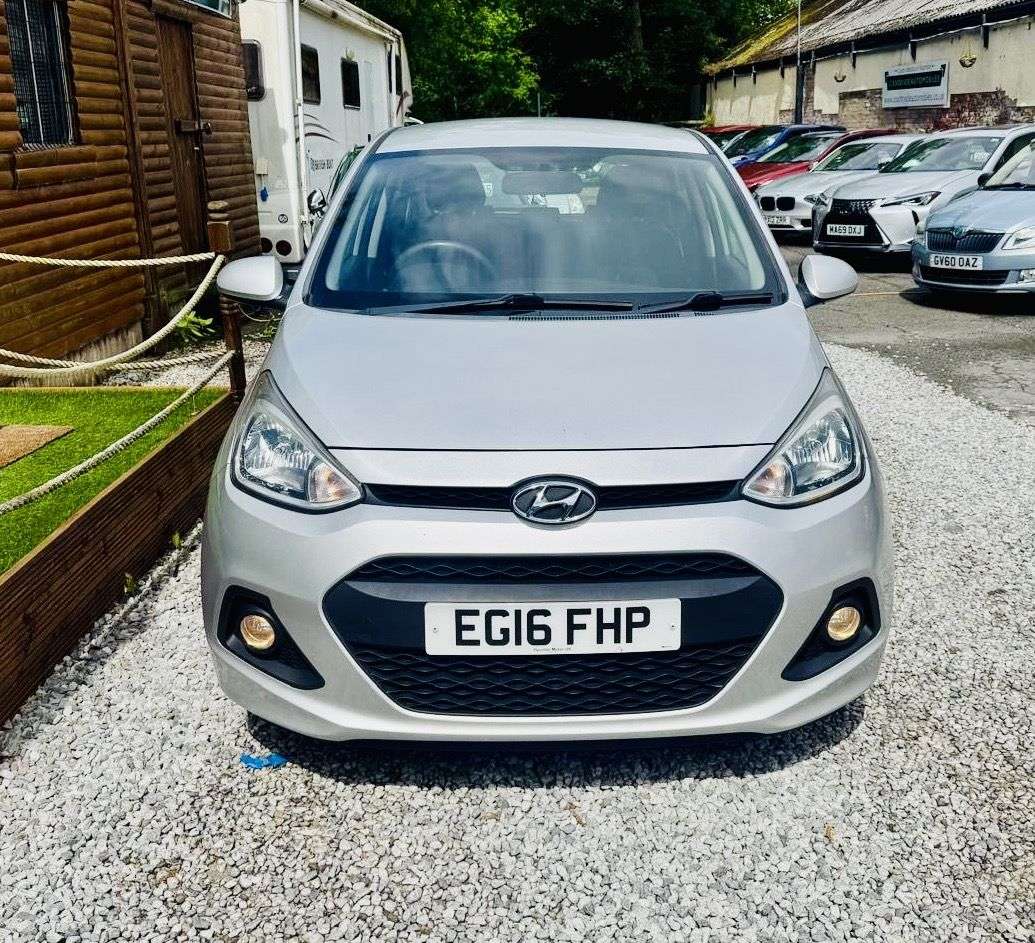 A 2016 HYUNDAI I10 1.2 SE Hatchback 5dr Petrol Manual Euro 5 (87 ps) INCLUDES A FULL SERVICE + A 2016 HYUNDAI I10 1.2 SE Hatchback 5dr Petrol Manual Euro 5 (87 ps) INCLUDES A FULL SERVICE +