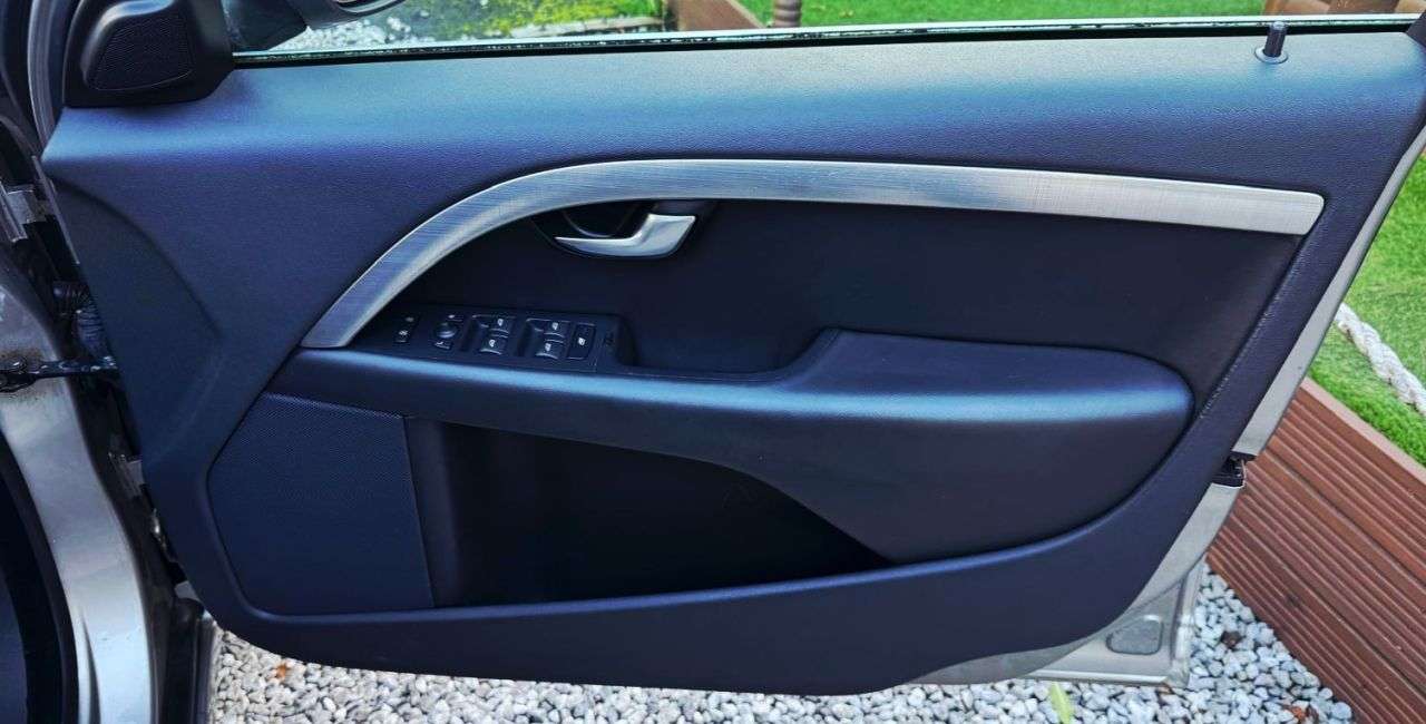 2011 VOLVO V70 2011 VOLVO V70