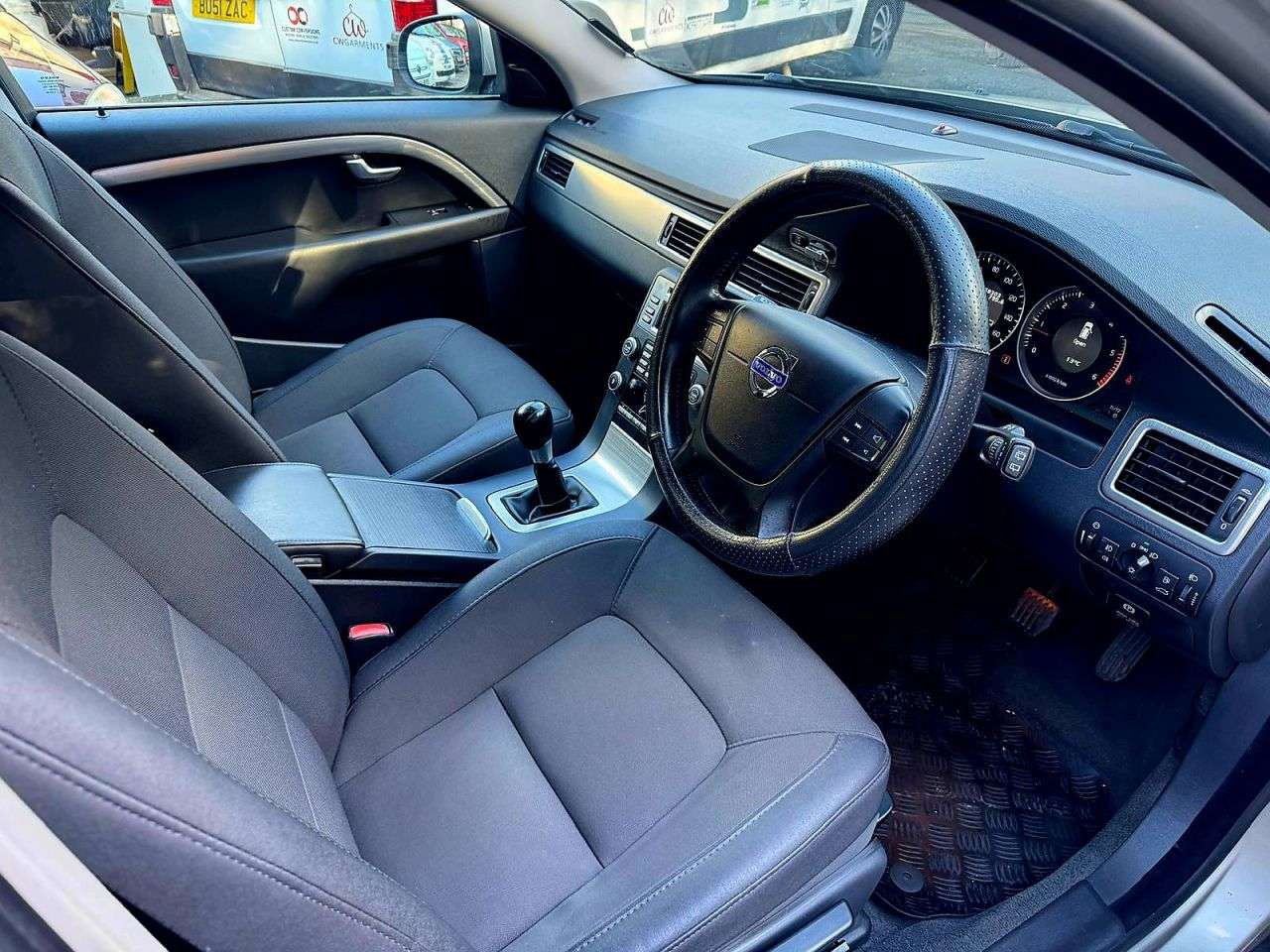 2011 VOLVO V70 2011 VOLVO V70
