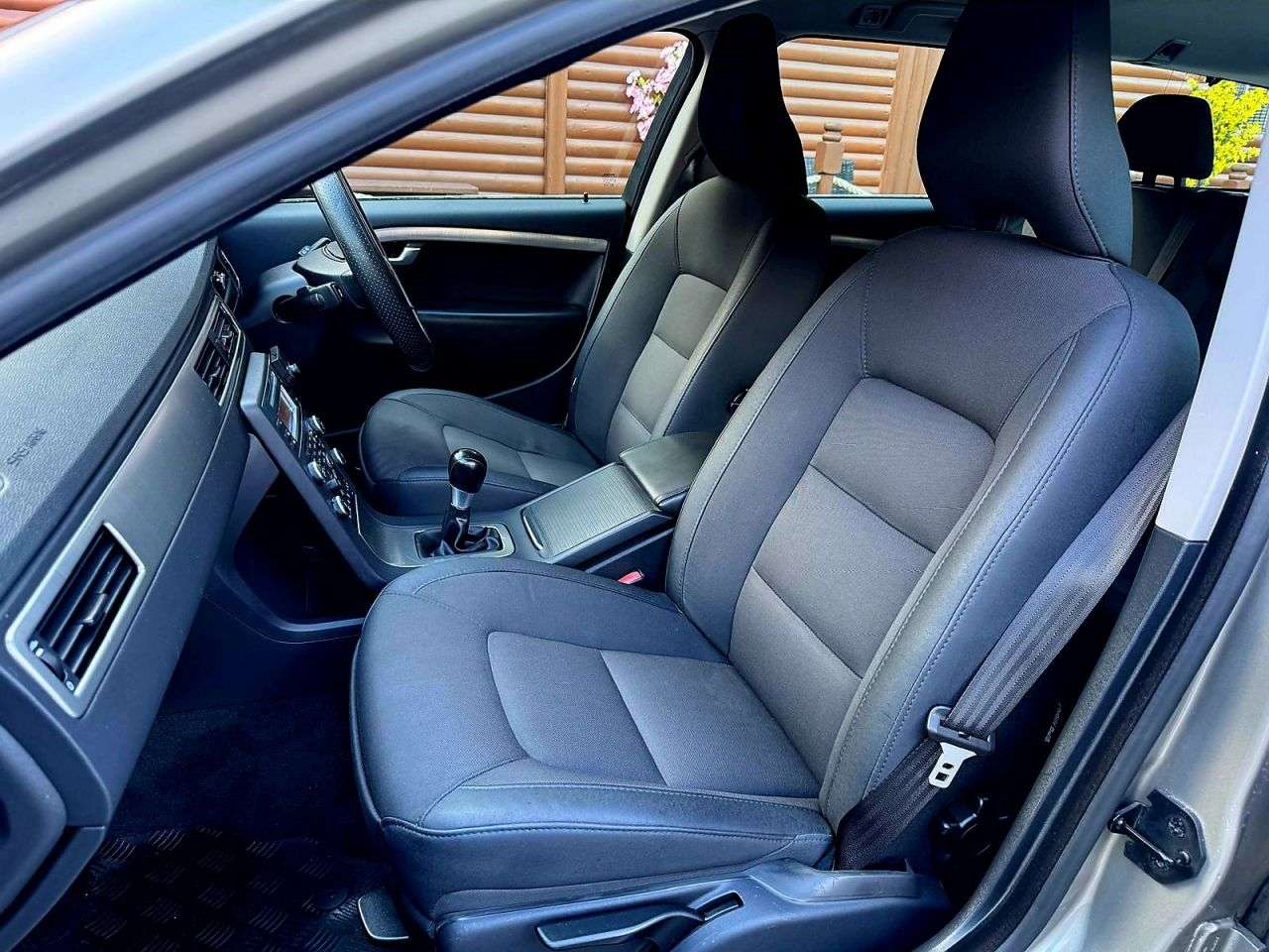 2011 VOLVO V70 2011 VOLVO V70