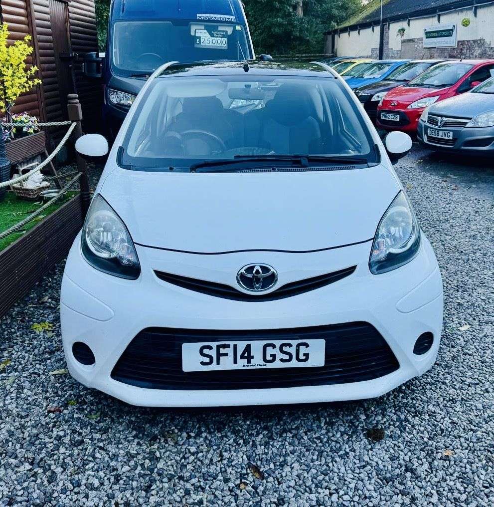 A 2014 TOYOTA AYGO 1.0 VVT-i Move Hatchback 3dr Petrol Manual Euro 5 (68 ps) 2 KEYS A 2014 TOYOTA AYGO 1.0 VVT-i Move Hatchback 3dr Petrol Manual Euro 5 (68 ps) 2 KEYS