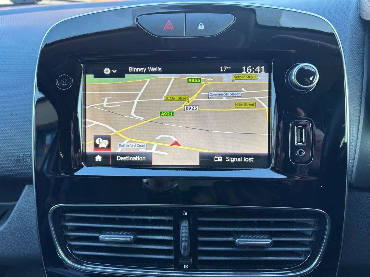 A 2019 RENAULT CLIO 0.9 TCe Iconic Hatchback 5dr Petrol Manual Euro 6 (s/s) (90 ps) A 2019 RENAULT CLIO 0.9 TCe Iconic Hatchback 5dr Petrol Manual Euro 6 (s/s) (90 ps)