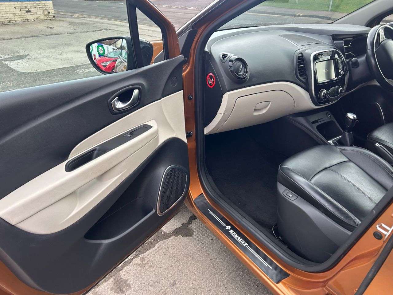 A 2019 RENAULT CAPTUR 0.9 TCe ENERGY GT Line SUV 5dr Petrol Manual Euro 6 (s/s) (90 ps) A 2019 RENAULT CAPTUR 0.9 TCe ENERGY GT Line SUV 5dr Petrol Manual Euro 6 (s/s) (90 ps)