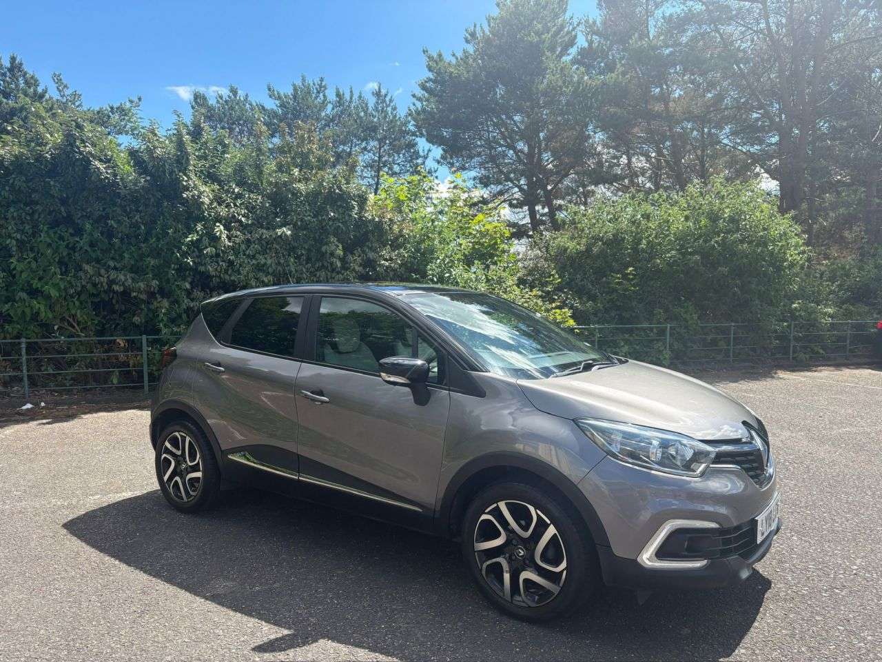 A 2018 RENAULT CAPTUR 0.9 TCe ENERGY Iconic SUV 5dr Petrol Manual Euro 6 (s/s) (90 ps) A 2018 RENAULT CAPTUR 0.9 TCe ENERGY Iconic SUV 5dr Petrol Manual Euro 6 (s/s) (90 ps)
