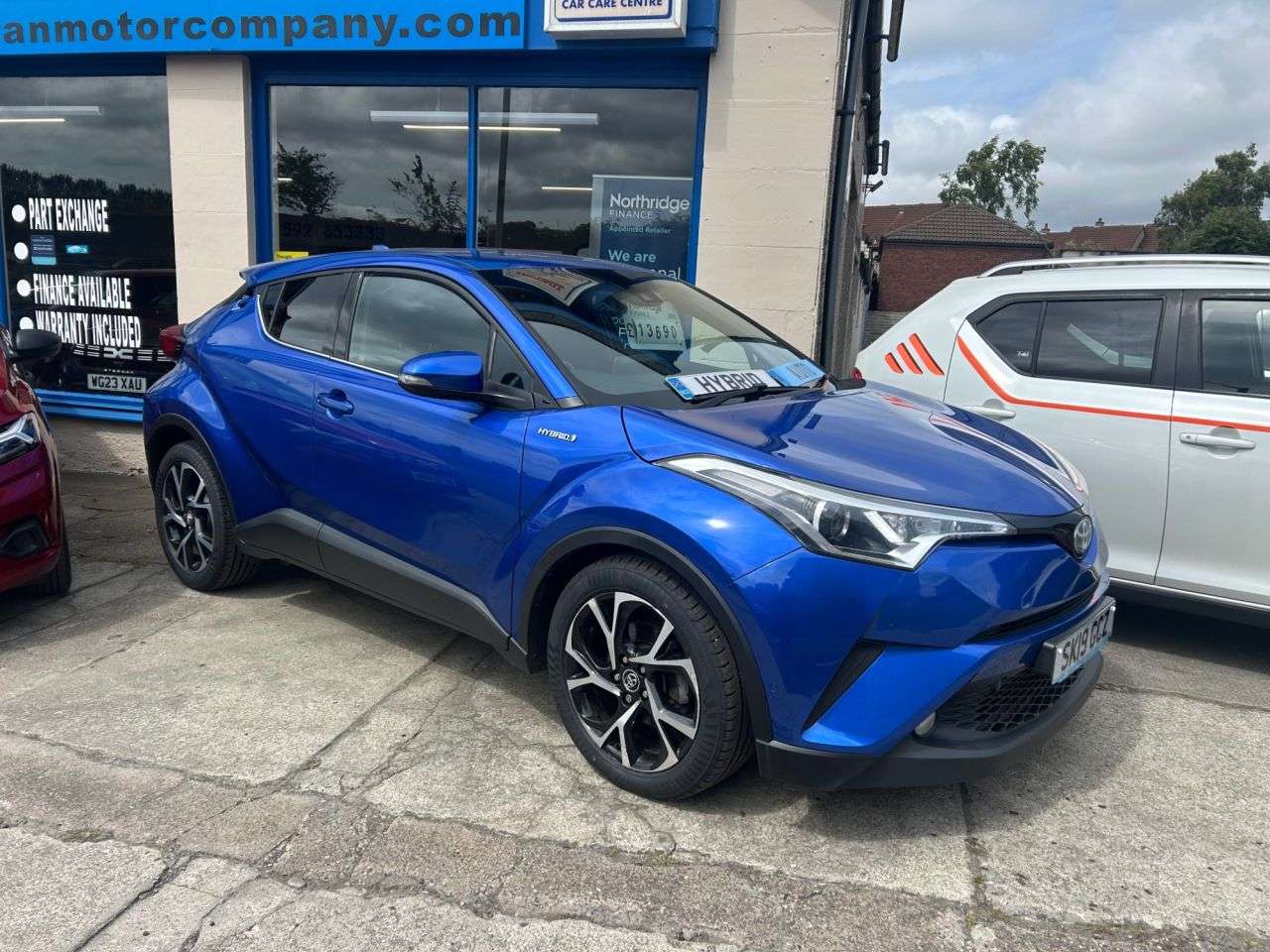 A 2019 TOYOTA C-HR 1.8 VVT-h Design SUV 5dr Petrol Hybrid CVT Euro 6 (s/s) (122 ps) A 2019 TOYOTA C-HR 1.8 VVT-h Design SUV 5dr Petrol Hybrid CVT Euro 6 (s/s) (122 ps)