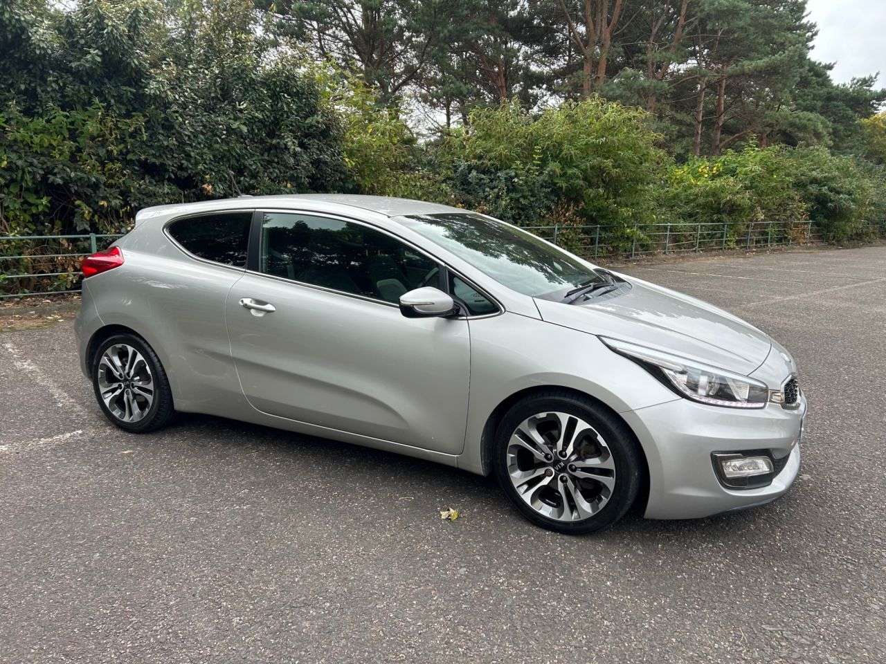 A 2013 KIA PROCEED 1.6 CRDi EcoDynamics SE Hatchback 3dr Diesel Manual Euro 5 (s/s) (126 bhp) A 2013 KIA PROCEED 1.6 CRDi EcoDynamics SE Hatchback 3dr Diesel Manual Euro 5 (s/s) (126 bhp)