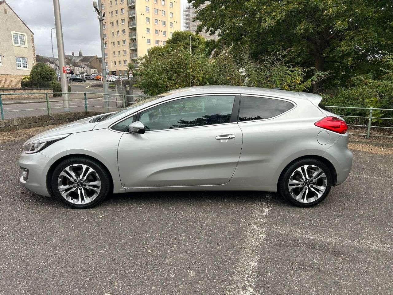 A 2013 KIA PROCEED 1.6 CRDi EcoDynamics SE Hatchback 3dr Diesel Manual Euro 5 (s/s) (126 bhp) A 2013 KIA PROCEED 1.6 CRDi EcoDynamics SE Hatchback 3dr Diesel Manual Euro 5 (s/s) (126 bhp)