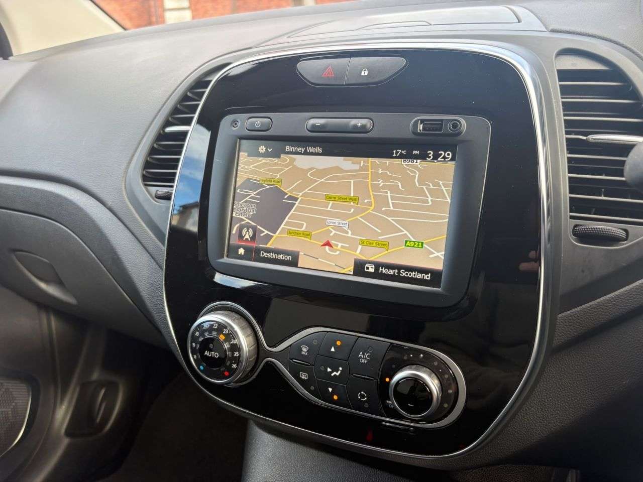 A 2019 RENAULT CAPTUR 0.9 TCe ENERGY Iconic SUV 5dr Petrol Manual Euro 6 (s/s) (90 ps) A 2019 RENAULT CAPTUR 0.9 TCe ENERGY Iconic SUV 5dr Petrol Manual Euro 6 (s/s) (90 ps)