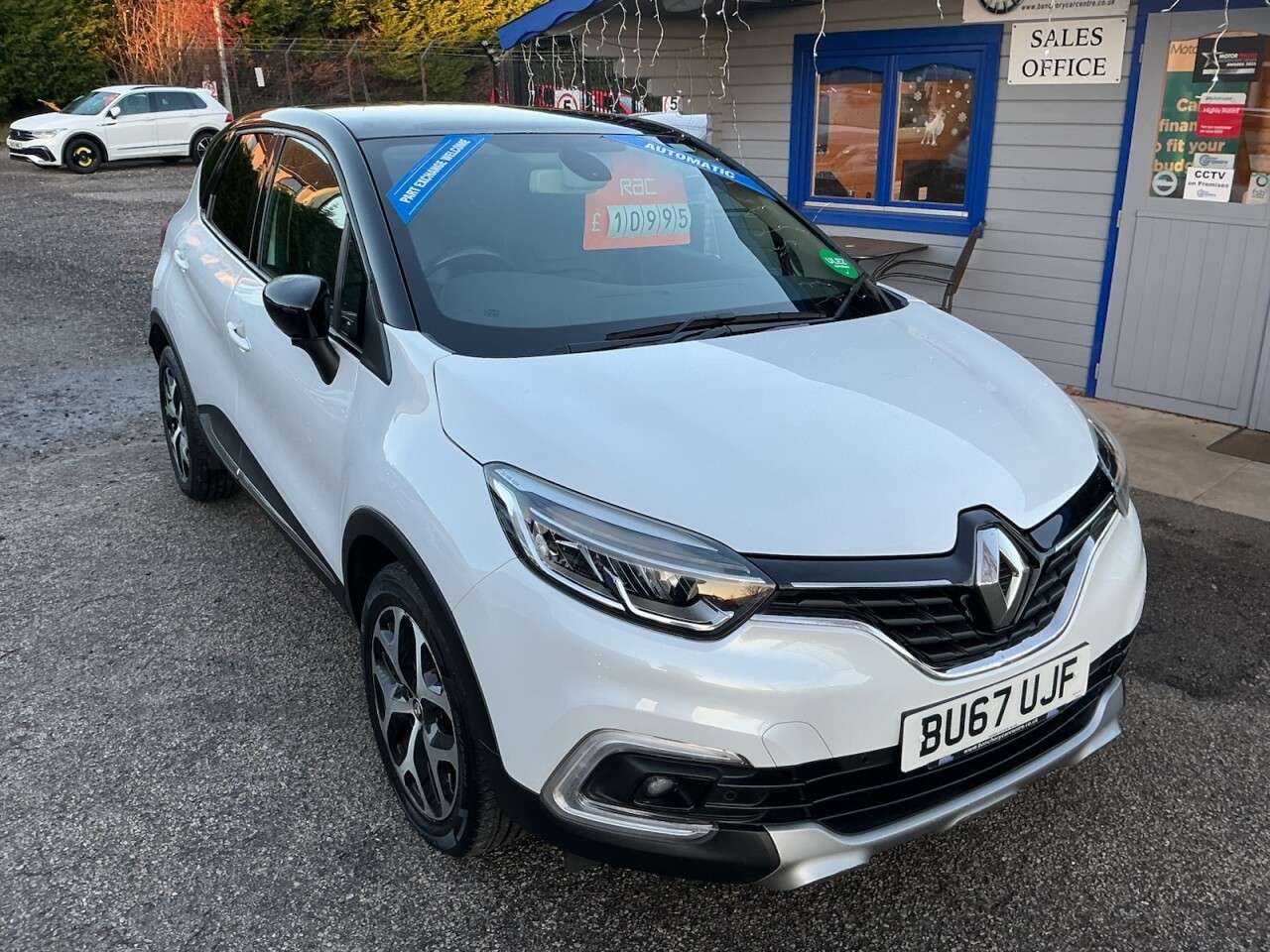 A 2017 RENAULT CAPTUR 1.2 TCe ENERGY Signature X Nav SUV 5dr Petrol EDC Euro 6 (s/s) (120 ps) Aut A 2017 RENAULT CAPTUR 1.2 TCe ENERGY Signature X Nav SUV 5dr Petrol EDC Euro 6 (s/s) (120 ps) Aut