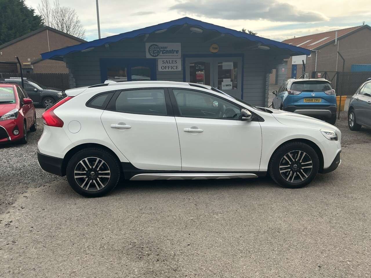 A 2016 VOLVO V40 CROSS COUNTRY 2.0 D2 Nav Plus Hatchback 5dr Diesel Auto Euro 6 (s/s) (120 ps) Only £20 a A 2016 VOLVO V40 CROSS COUNTRY 2.0 D2 Nav Plus Hatchback 5dr Diesel Auto Euro 6 (s/s) (120 ps) Only £20 a