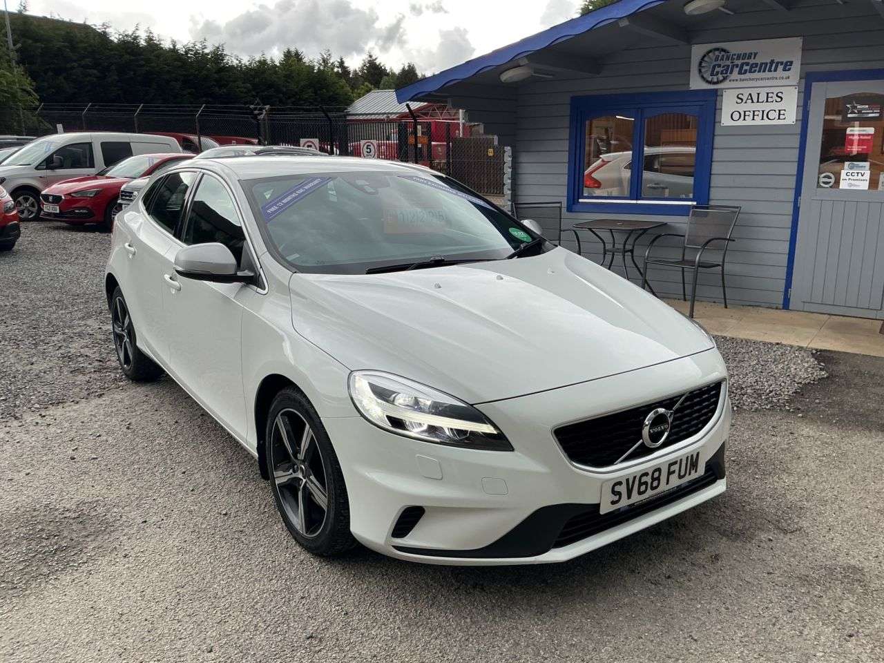 A 2018 VOLVO V40 2.0 T2 GPF R-Design Nav Plus Hatchback 5dr Petrol Manual Euro 6 (s/s) (122 A 2018 VOLVO V40 2.0 T2 GPF R-Design Nav Plus Hatchback 5dr Petrol Manual Euro 6 (s/s) (122
