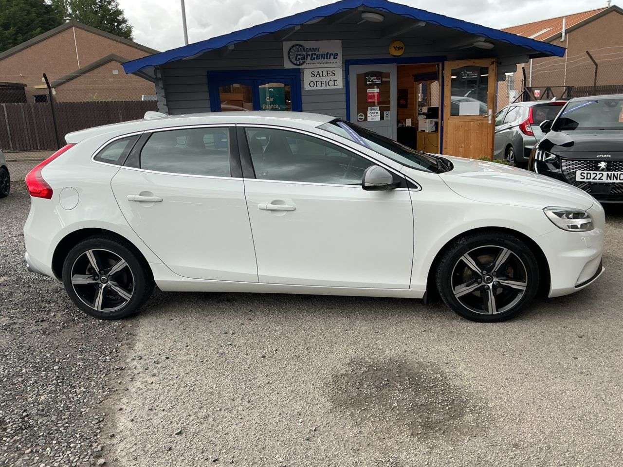 A 2018 VOLVO V40 2.0 T2 GPF R-Design Nav Plus Hatchback 5dr Petrol Manual Euro 6 (s/s) (122 A 2018 VOLVO V40 2.0 T2 GPF R-Design Nav Plus Hatchback 5dr Petrol Manual Euro 6 (s/s) (122