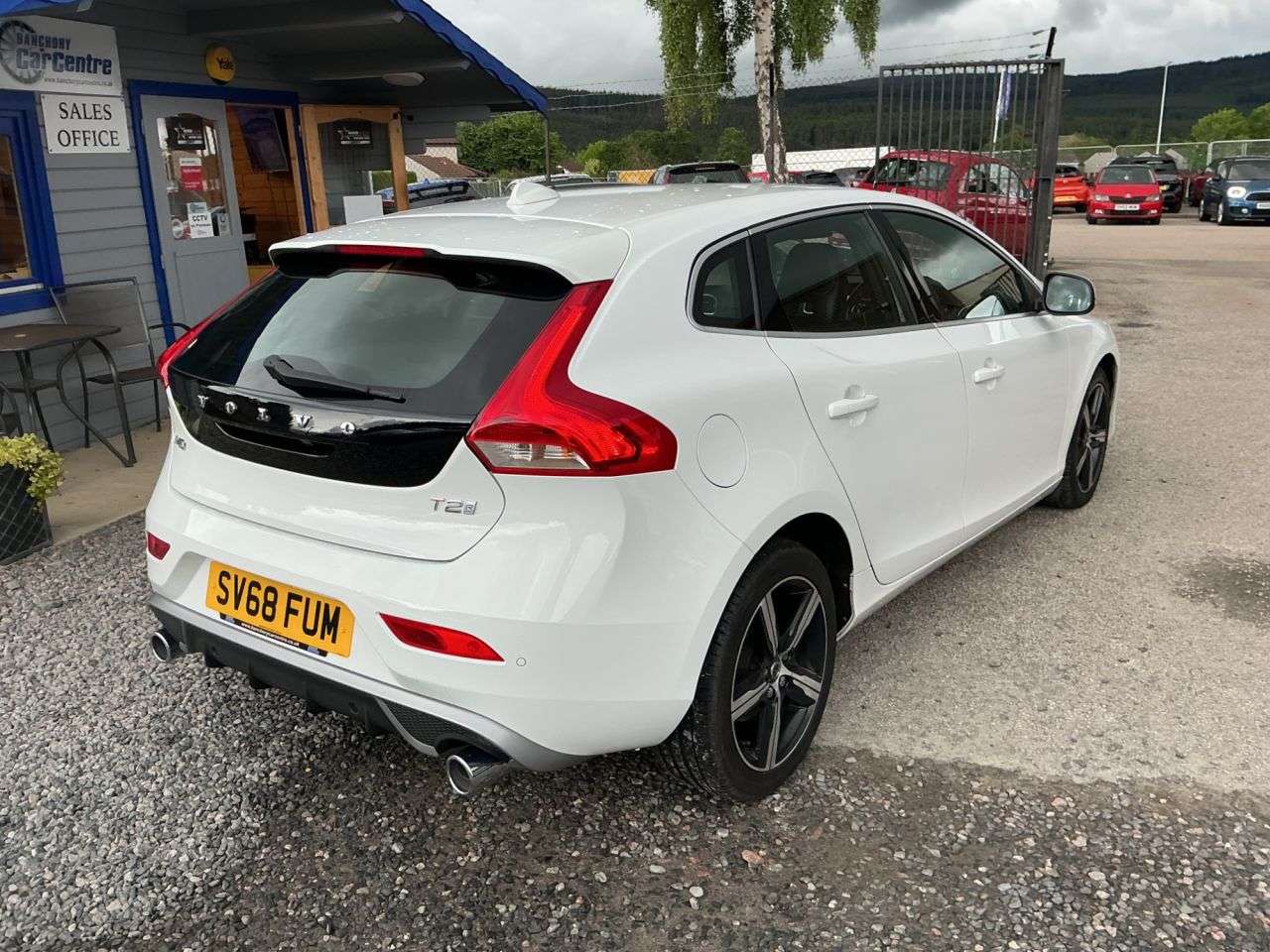 A 2018 VOLVO V40 2.0 T2 GPF R-Design Nav Plus Hatchback 5dr Petrol Manual Euro 6 (s/s) (122 A 2018 VOLVO V40 2.0 T2 GPF R-Design Nav Plus Hatchback 5dr Petrol Manual Euro 6 (s/s) (122