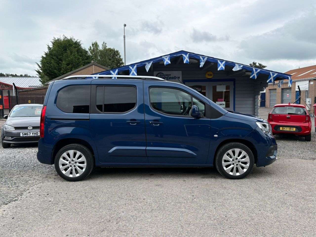 A 2020 VAUXHALL COMBO LIFE 1.2 Turbo Elite MPV 5dr Petrol Auto Euro 6 (s/s) (130 ps) Loads of space A 2020 VAUXHALL COMBO LIFE 1.2 Turbo Elite MPV 5dr Petrol Auto Euro 6 (s/s) (130 ps) Loads of space
