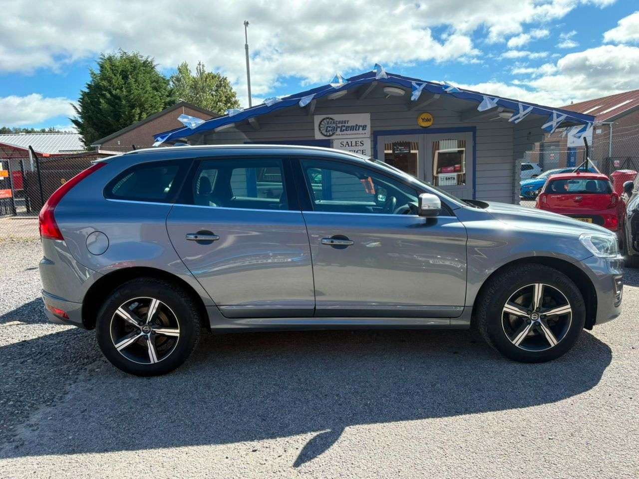 A 2017 VOLVO XC60 2.4 D5 R-Design Lux Nav SUV 5dr Diesel Auto AWD Euro 6 (s/s) (220 ps) AWD A A 2017 VOLVO XC60 2.4 D5 R-Design Lux Nav SUV 5dr Diesel Auto AWD Euro 6 (s/s) (220 ps) AWD A