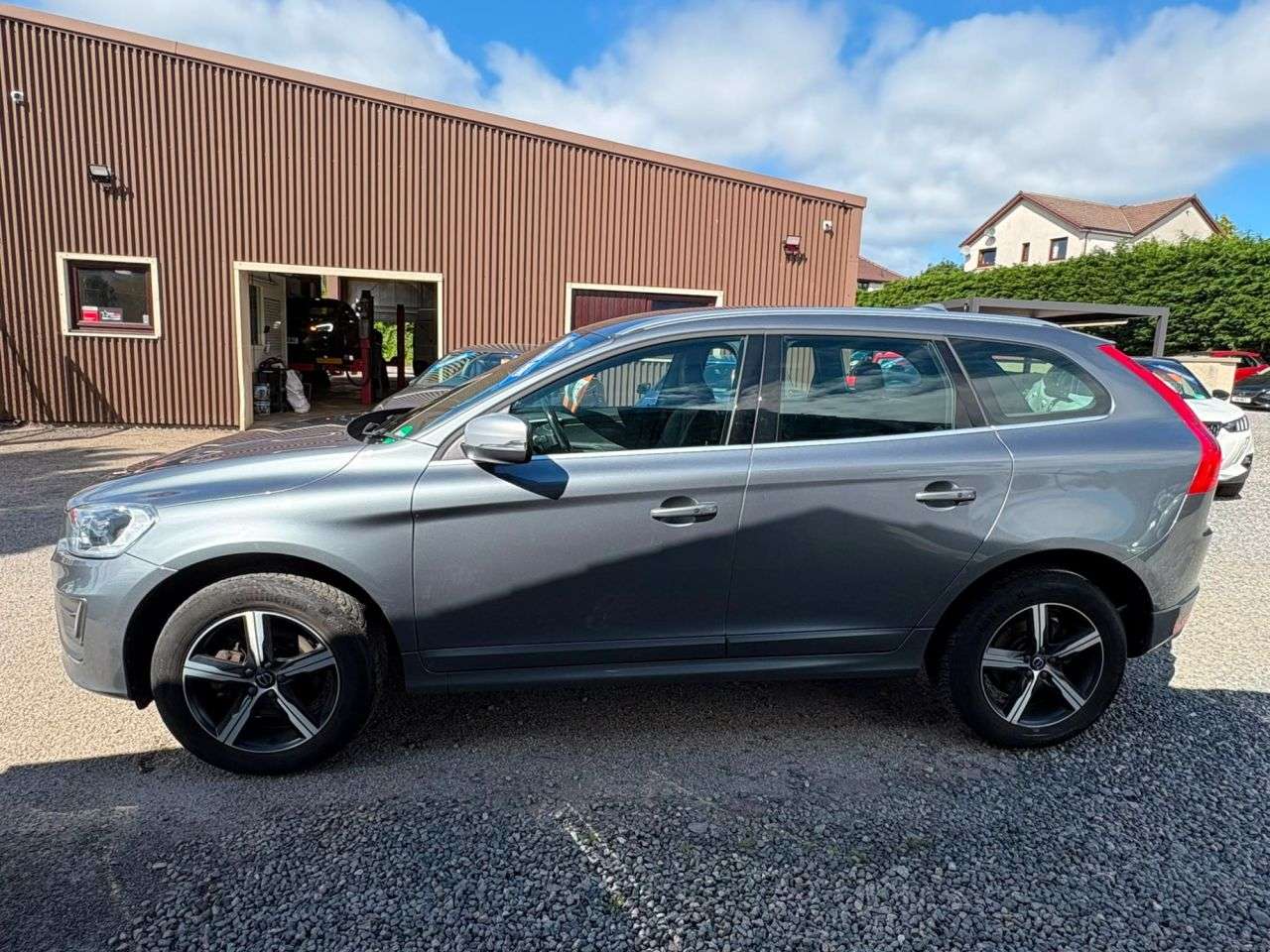 A 2017 VOLVO XC60 2.4 D5 R-Design Lux Nav SUV 5dr Diesel Auto AWD Euro 6 (s/s) (220 ps) AWD A A 2017 VOLVO XC60 2.4 D5 R-Design Lux Nav SUV 5dr Diesel Auto AWD Euro 6 (s/s) (220 ps) AWD A