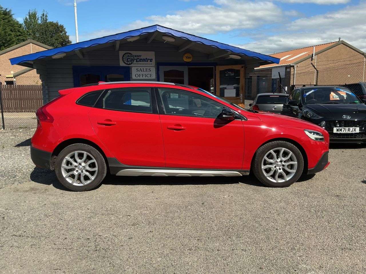 A 2017 VOLVO V40 CROSS COUNTRY 2.0 D2 Pro Hatchback 5dr Diesel Auto Euro 6 (s/s) (120 ps) Part Exchange We A 2017 VOLVO V40 CROSS COUNTRY 2.0 D2 Pro Hatchback 5dr Diesel Auto Euro 6 (s/s) (120 ps) Part Exchange We