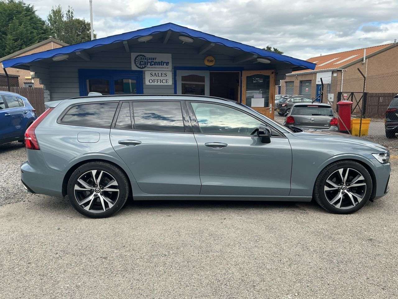 A 2021 VOLVO V60 2.0 B4 MHEV R-Design Estate 5dr Diesel Hybrid Auto Euro 6 (s/s) (197 ps) Lo A 2021 VOLVO V60 2.0 B4 MHEV R-Design Estate 5dr Diesel Hybrid Auto Euro 6 (s/s) (197 ps) Lo