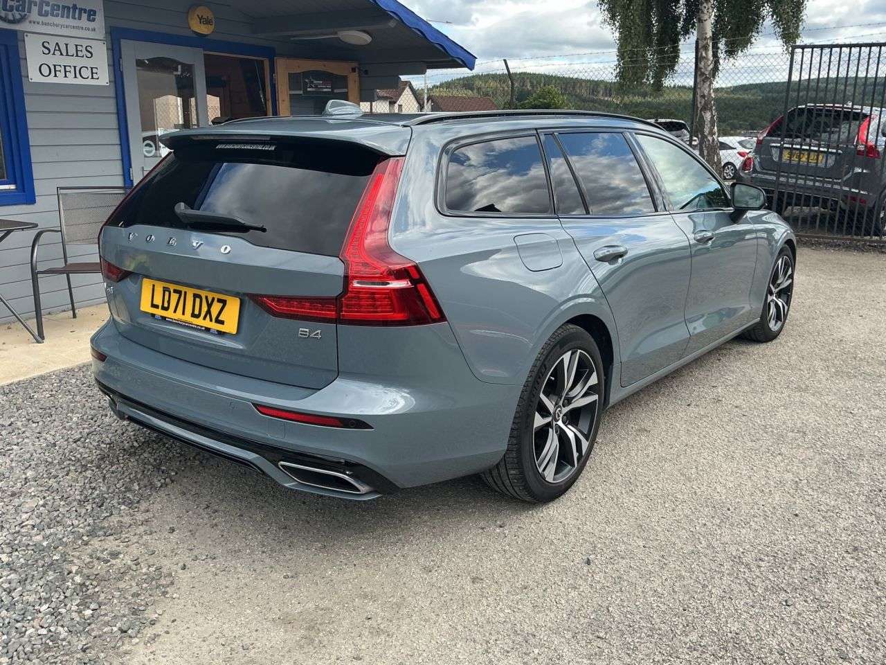 A 2021 VOLVO V60 2.0 B4 MHEV R-Design Estate 5dr Diesel Hybrid Auto Euro 6 (s/s) (197 ps) Lo A 2021 VOLVO V60 2.0 B4 MHEV R-Design Estate 5dr Diesel Hybrid Auto Euro 6 (s/s) (197 ps) Lo
