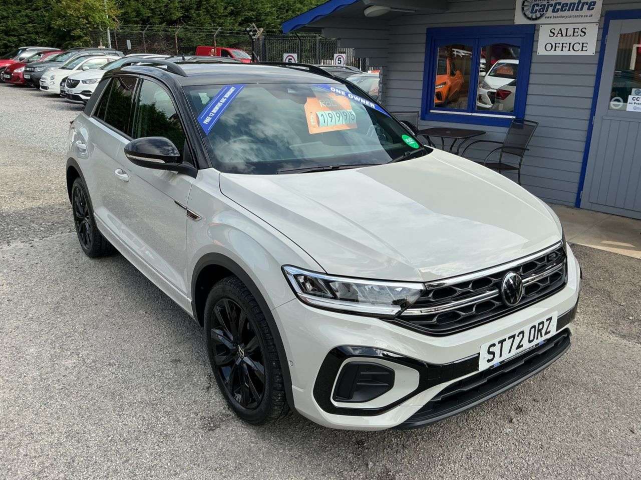 A 2022 VOLKSWAGEN T-ROC 1.5 TSI R-Line SUV 5dr Petrol Manual Euro 6 (s/s) (150 ps) Great looks & sp A 2022 VOLKSWAGEN T-ROC 1.5 TSI R-Line SUV 5dr Petrol Manual Euro 6 (s/s) (150 ps) Great looks & sp