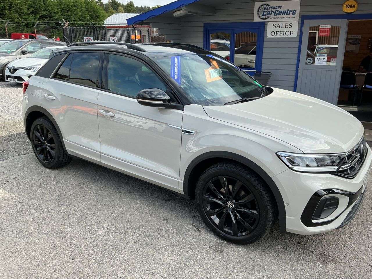 A 2022 VOLKSWAGEN T-ROC 1.5 TSI R-Line SUV 5dr Petrol Manual Euro 6 (s/s) (150 ps) Great looks & sp A 2022 VOLKSWAGEN T-ROC 1.5 TSI R-Line SUV 5dr Petrol Manual Euro 6 (s/s) (150 ps) Great looks & sp