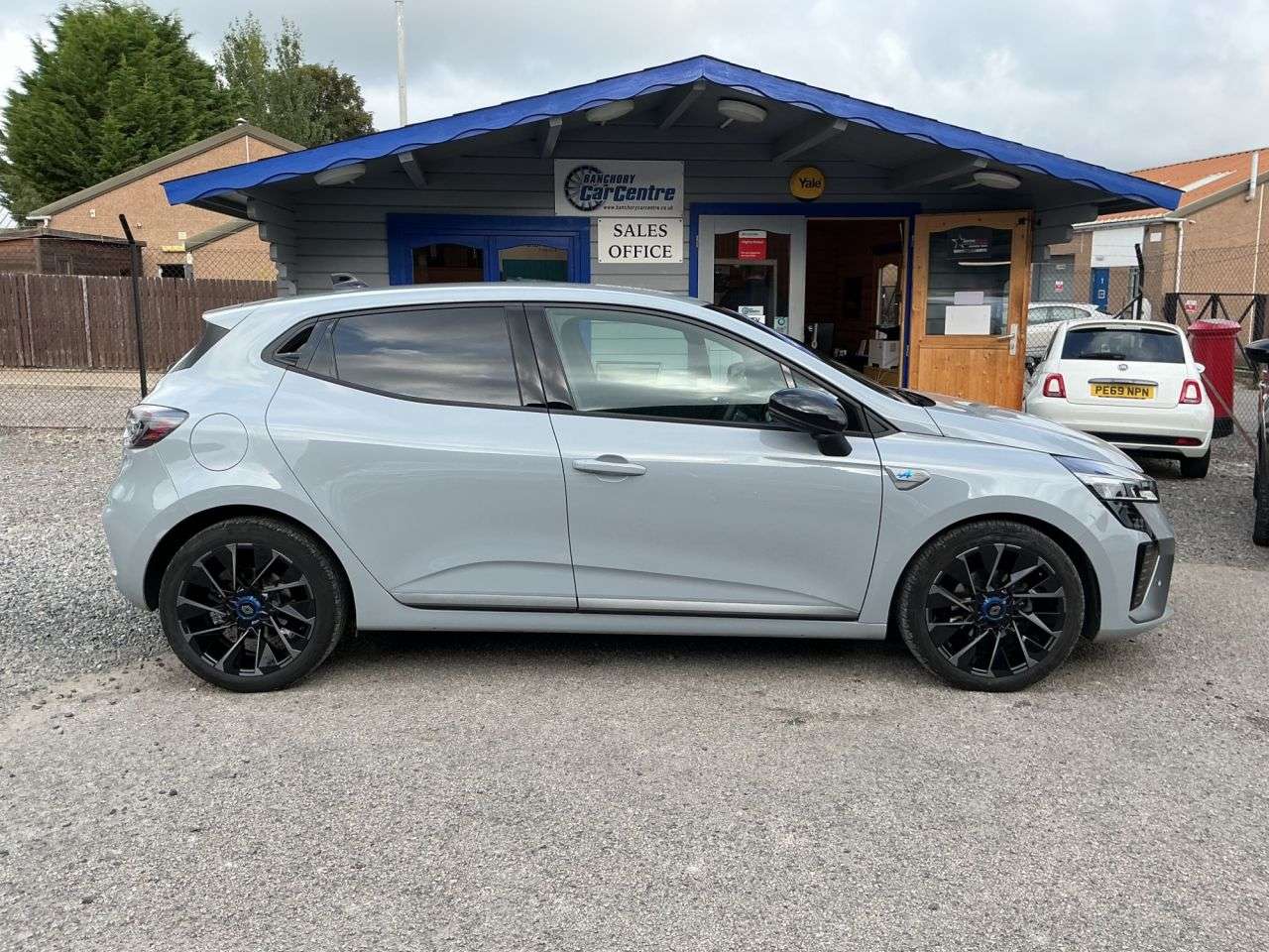 A 2025 RENAULT CLIO 1.0 TCe esprit Alpine Hatchback 5dr Petrol Manual Euro 6 (s/s) (90 ps) A 2025 RENAULT CLIO 1.0 TCe esprit Alpine Hatchback 5dr Petrol Manual Euro 6 (s/s) (90 ps)