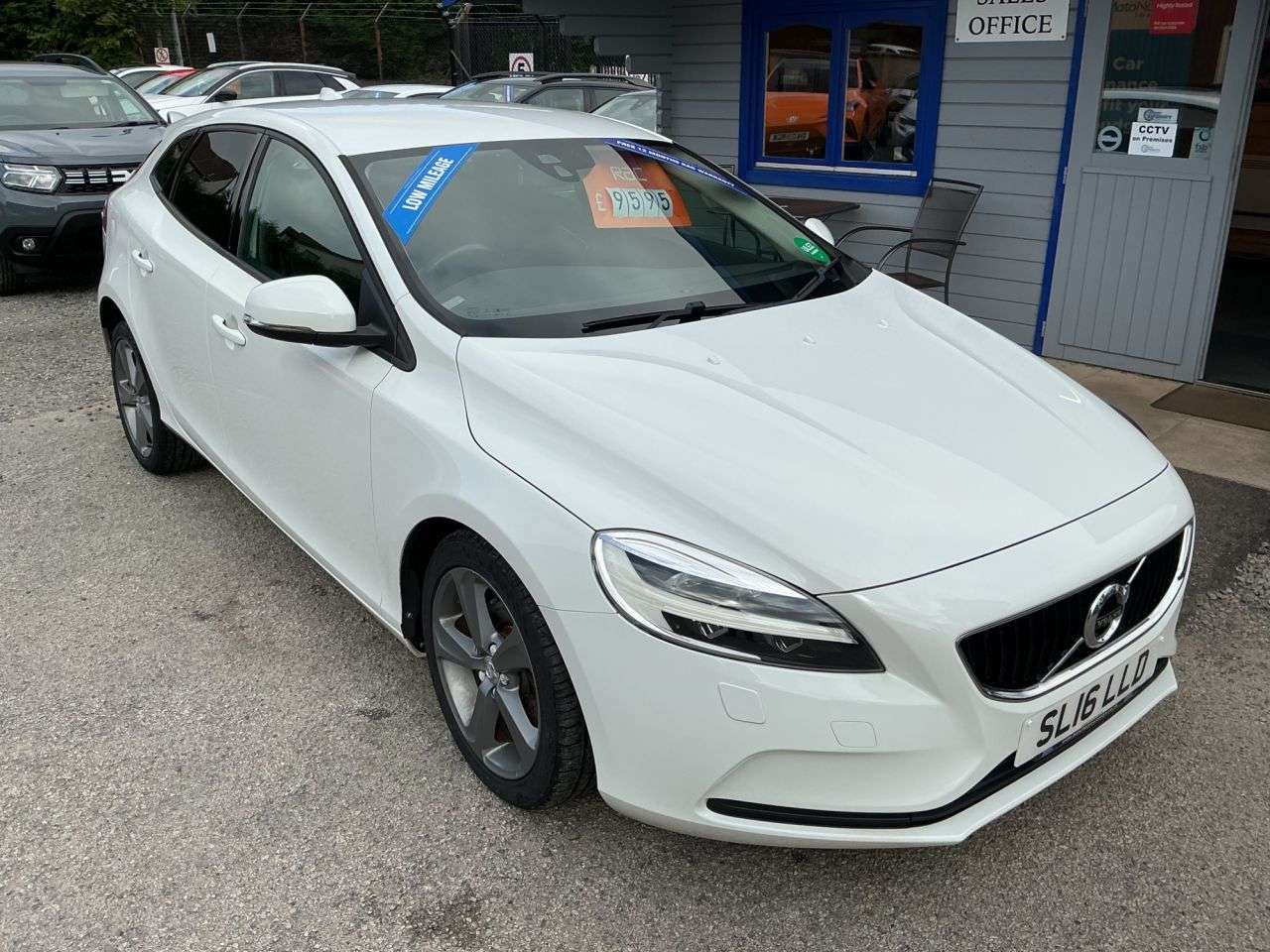 A 2016 VOLVO V40 2.0 T2 Momentum Hatchback 5dr Petrol Manual Euro 6 (s/s) (122 ps) Very Low A 2016 VOLVO V40 2.0 T2 Momentum Hatchback 5dr Petrol Manual Euro 6 (s/s) (122 ps) Very Low