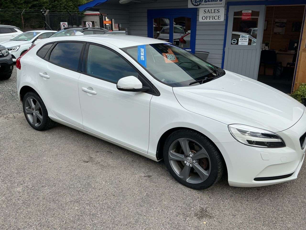 A 2016 VOLVO V40 2.0 T2 Momentum Hatchback 5dr Petrol Manual Euro 6 (s/s) (122 ps) Very Low A 2016 VOLVO V40 2.0 T2 Momentum Hatchback 5dr Petrol Manual Euro 6 (s/s) (122 ps) Very Low