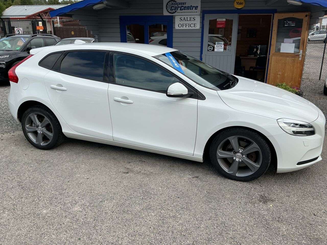 A 2016 VOLVO V40 2.0 T2 Momentum Hatchback 5dr Petrol Manual Euro 6 (s/s) (122 ps) Very Low A 2016 VOLVO V40 2.0 T2 Momentum Hatchback 5dr Petrol Manual Euro 6 (s/s) (122 ps) Very Low