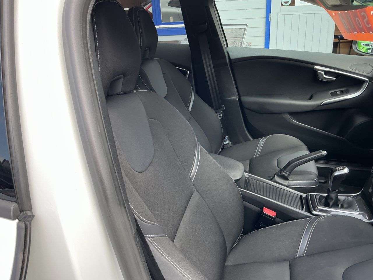 2016 VOLVO V40 2016 VOLVO V40