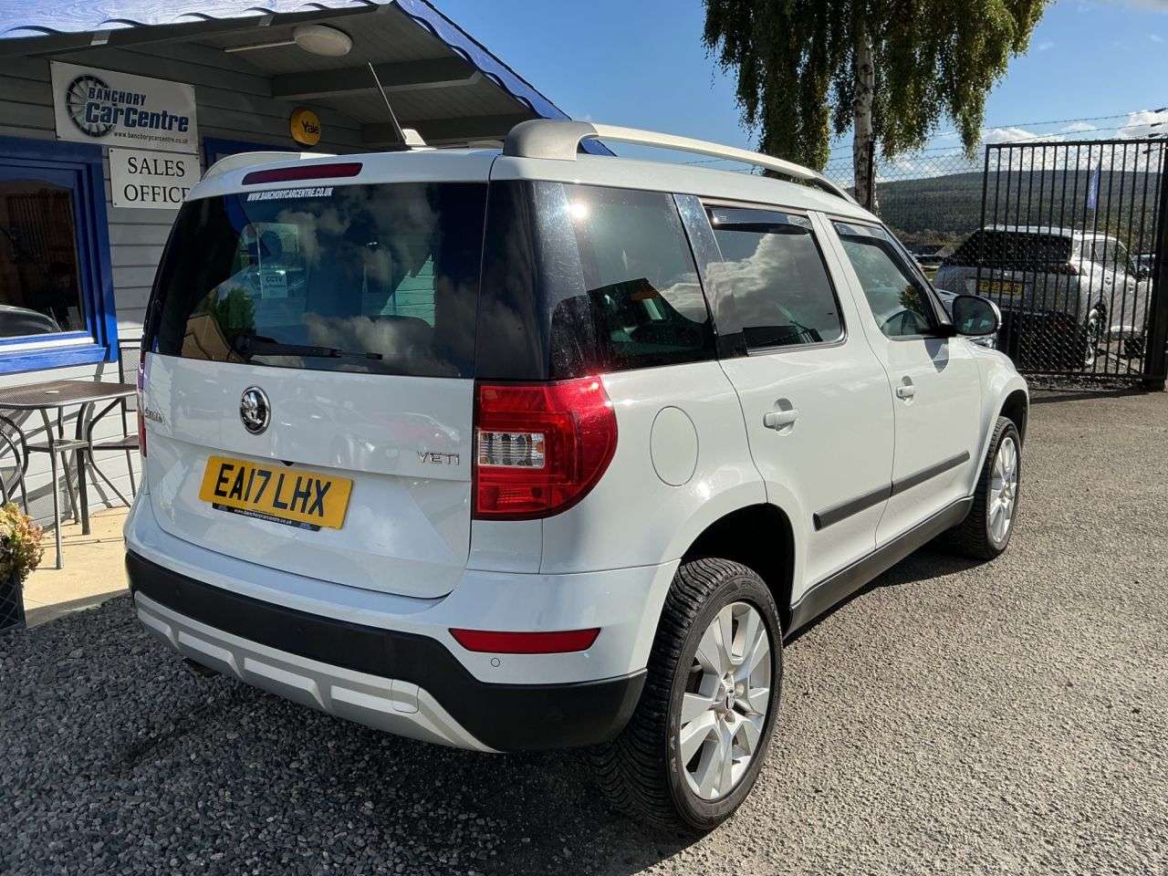 A 2017 SKODA YETI 1.2 TSI SE L Drive Outdoor 5dr Petrol DSG Euro 6 (s/s) (110 ps) Full Servic A 2017 SKODA YETI 1.2 TSI SE L Drive Outdoor 5dr Petrol DSG Euro 6 (s/s) (110 ps) Full Servic