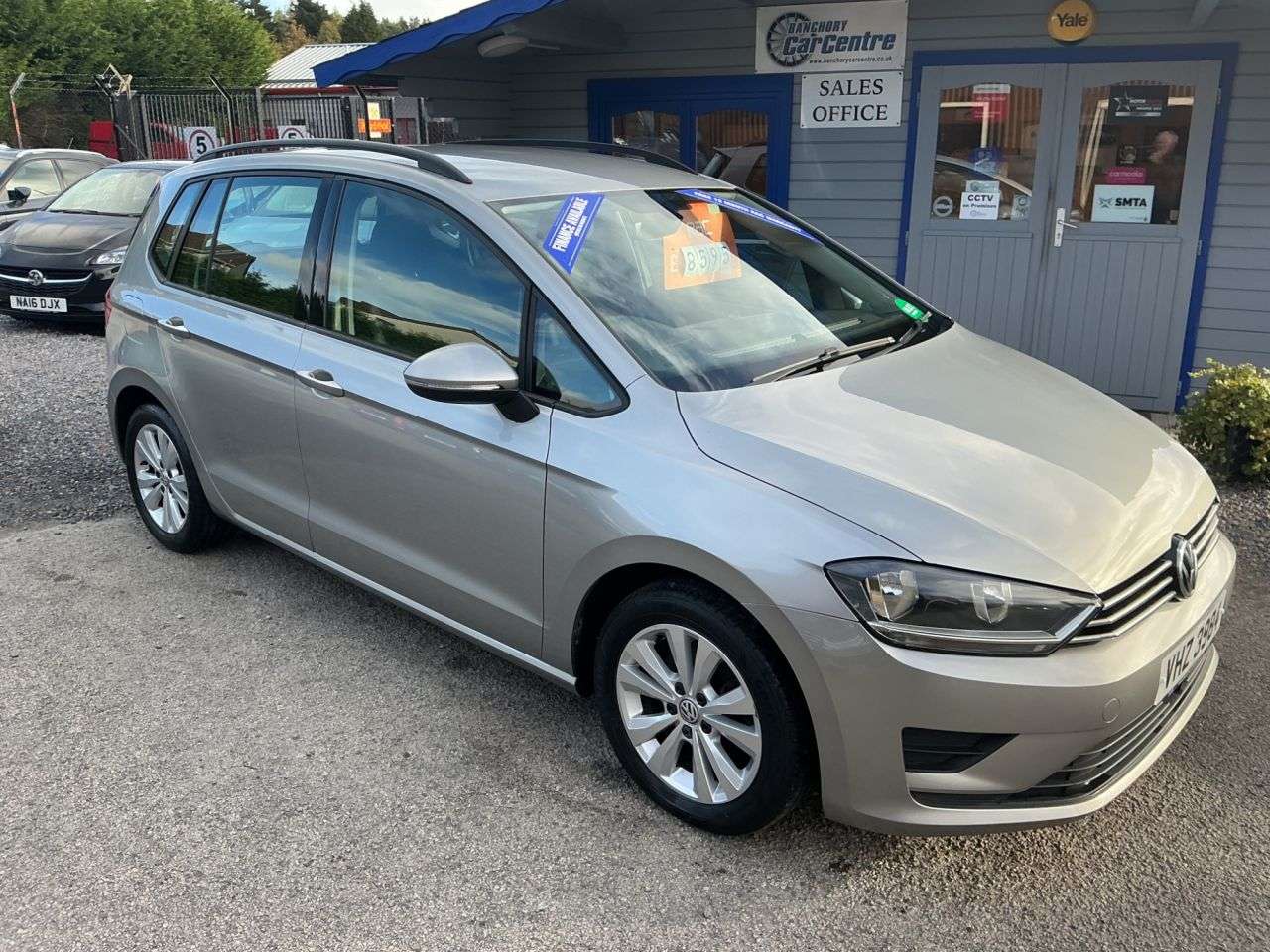 A 2017 VOLKSWAGEN GOLF SV 1.4 TSI BlueMotion Tech SE MPV 5dr Petrol Manual Euro 6 (s/s) (125 ps) Load A 2017 VOLKSWAGEN GOLF SV 1.4 TSI BlueMotion Tech SE MPV 5dr Petrol Manual Euro 6 (s/s) (125 ps) Load