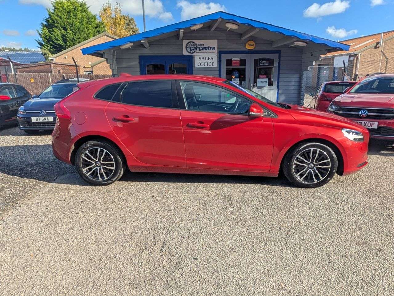 A 2018 VOLVO V40 2.0 T2 GPF Momentum Nav Plus Hatchback 5dr Petrol Manual Euro 6 (s/s) (122 A 2018 VOLVO V40 2.0 T2 GPF Momentum Nav Plus Hatchback 5dr Petrol Manual Euro 6 (s/s) (122