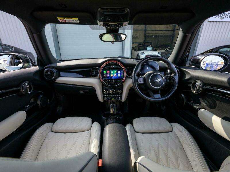 A 2021 MINI HATCH Cooper SE 32.6kWh Level 3 Hatchback 3dr Electric Auto (184 ps) A 2021 MINI HATCH Cooper SE 32.6kWh Level 3 Hatchback 3dr Electric Auto (184 ps)