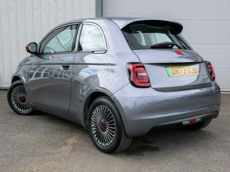A 2022 FIAT 500 42kWh RED Hatchback 3dr Electric Auto (118 ps) A 2022 FIAT 500 42kWh RED Hatchback 3dr Electric Auto (118 ps)