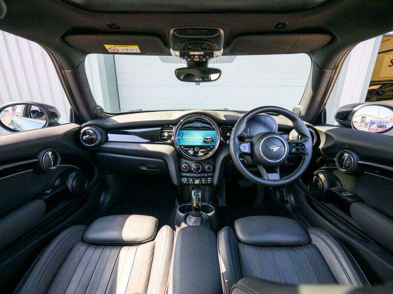 A 2021 MINI HATCH Cooper SE 32.6kWh Level 3 Hatchback 3dr Electric Auto (184 ps) A 2021 MINI HATCH Cooper SE 32.6kWh Level 3 Hatchback 3dr Electric Auto (184 ps)