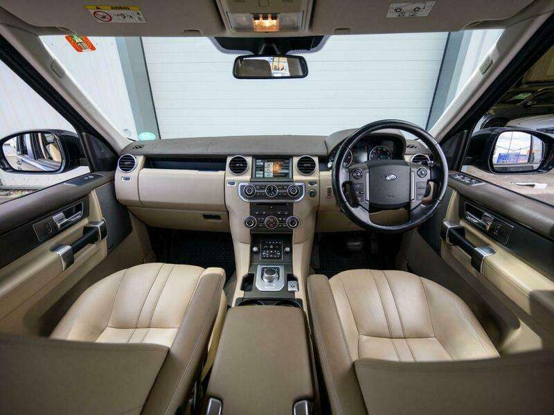 A 2014 LAND ROVER DISCOVERY 3.0 SD V6 SE Tech SUV 5dr Diesel Auto 4WD Euro 5 (s/s) (255 bhp) A 2014 LAND ROVER DISCOVERY 3.0 SD V6 SE Tech SUV 5dr Diesel Auto 4WD Euro 5 (s/s) (255 bhp)