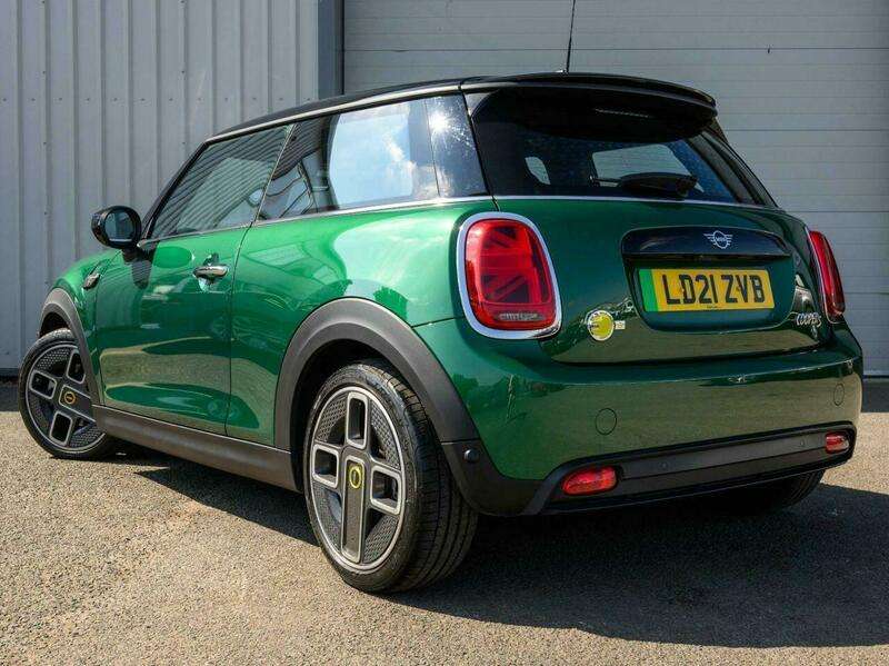 A 2021 MINI HATCH Cooper SE 32.6kWh Level 3 Hatchback 3dr Electric Auto (184 ps) A 2021 MINI HATCH Cooper SE 32.6kWh Level 3 Hatchback 3dr Electric Auto (184 ps)