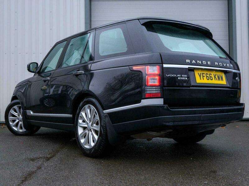 A 2016 LAND ROVER RANGE ROVER 4.4 SD V8 Vogue SE SUV 5dr Diesel Auto 4WD Euro 6 (s/s) (339 ps) A 2016 LAND ROVER RANGE ROVER 4.4 SD V8 Vogue SE SUV 5dr Diesel Auto 4WD Euro 6 (s/s) (339 ps)